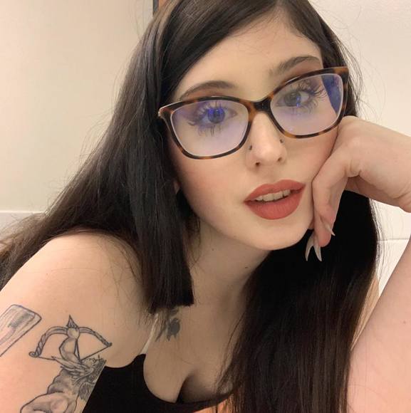 Molly Goodheart - Poshmark Profile Picture of Molly Goodheart (@mllygoodheart) on Poshmark