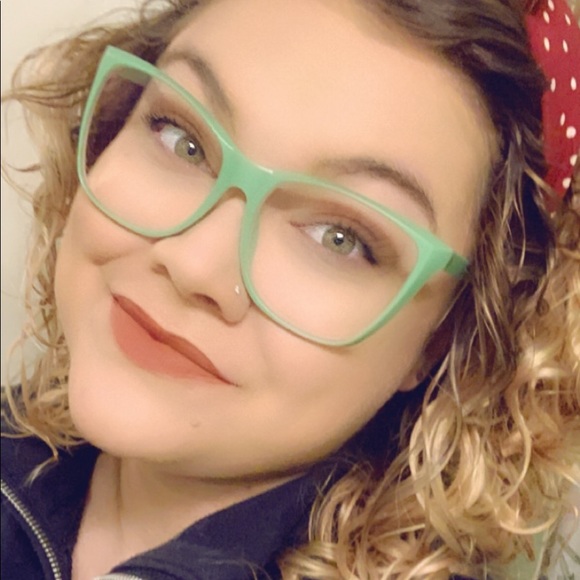 Profile Picture of Bailey Hatchell (@foxtailpaint) on Poshmark