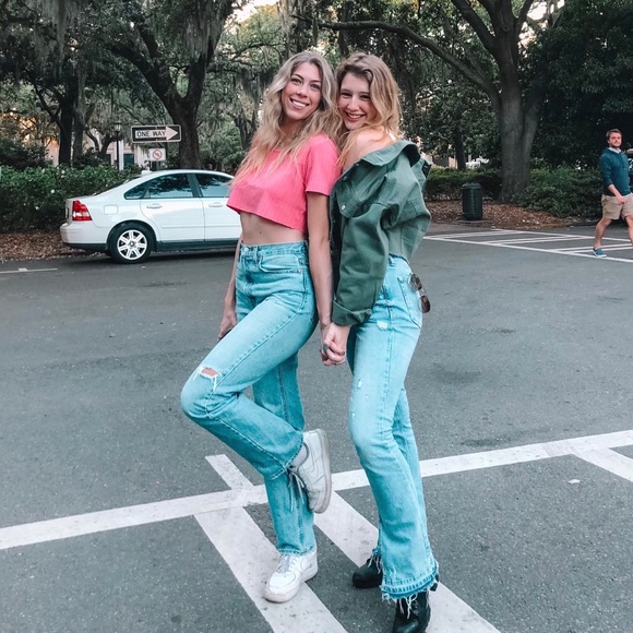 Profile Picture of Julia Tyson (@jelizabethtyson) on Poshmark