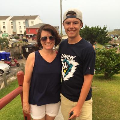 Profile Picture of Loriarmstrong (@loriarmstrong) on Twitter