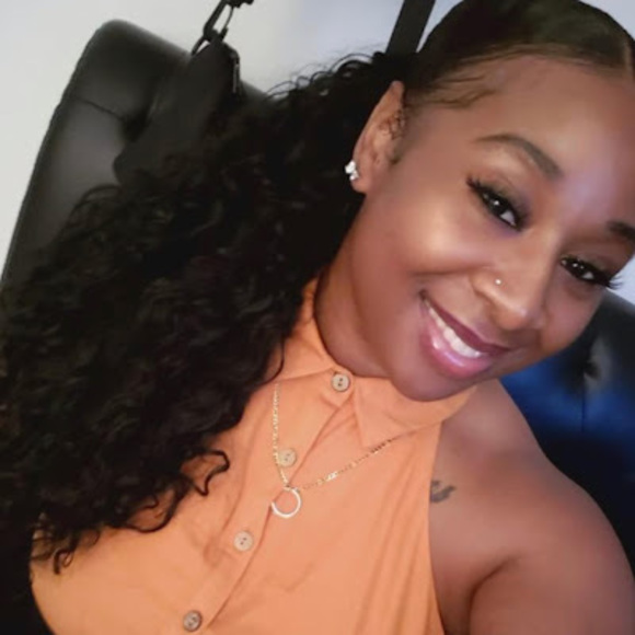 Arelene Bembry - Poshmark Profile Picture of Arelene Bembry (@arelenebembry) on Poshmark