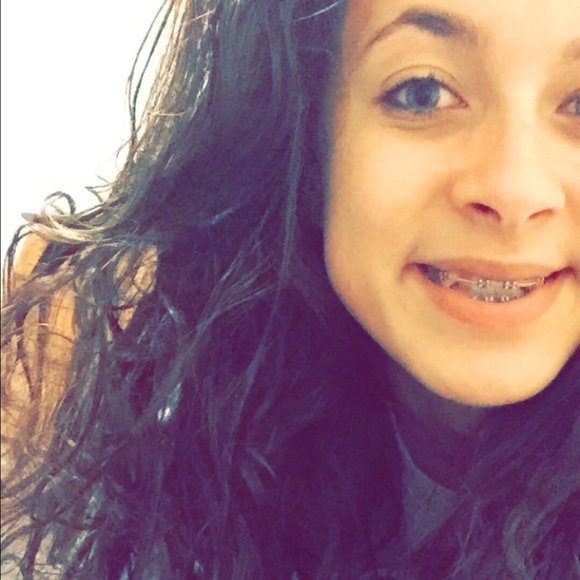 Profile Picture of Alecia Alvarez (@16aalvaa) on Poshmark