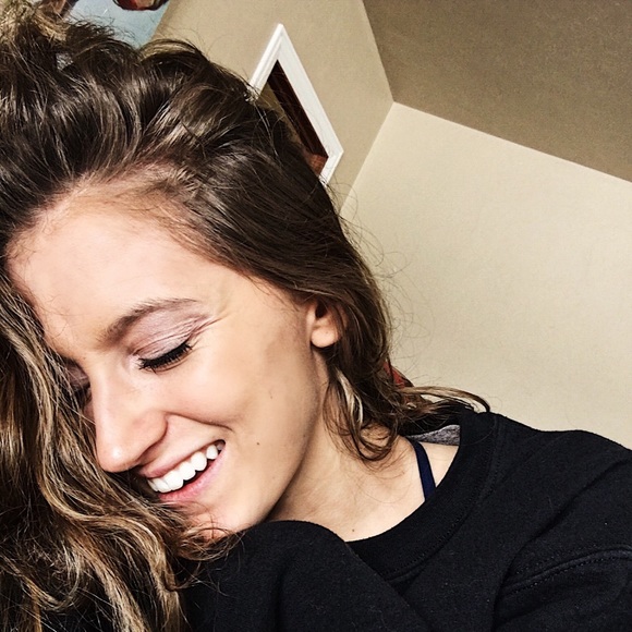 Olivia Wolf - Poshmark Profile Picture of Olivia Wolf (@olive_wolf) on Poshmark