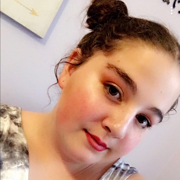 Riley Sapiano - Poshmark Profile Picture of Riley Sapiano (@rsapiano) on Poshmark