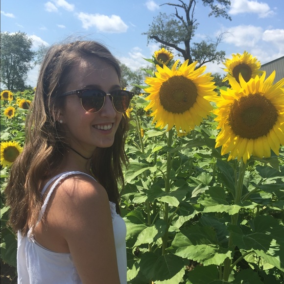 Profile Picture of Christina Makris (@christinamakris) on Poshmark