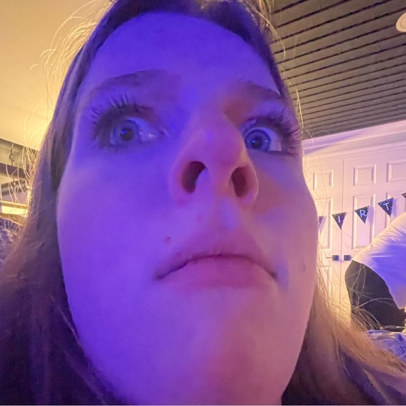 Profile Picture of Chloe Fowler (@thecloglowsho) on Poshmark