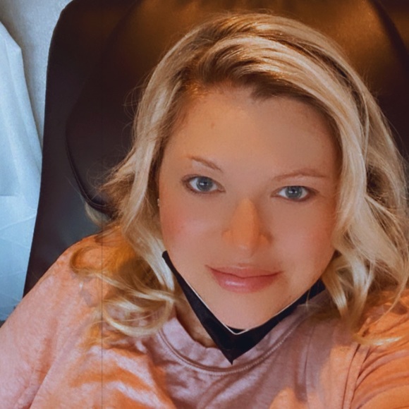 Profile Picture of Beth Nimons (@bnimz) on Poshmark