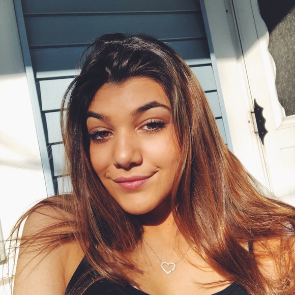 Profile Picture of Christina Sluka (@christinaslukaa) on Poshmark