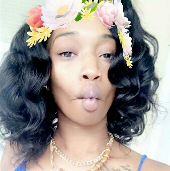 Profile Picture of Zoe Chandler (@zoe1995) on Poshmark