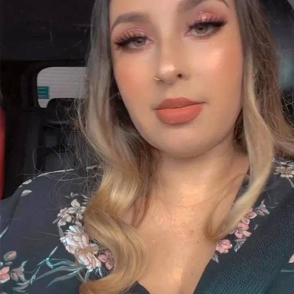 Profile Picture of Jess Pearson (@jesspearson448) on Poshmark