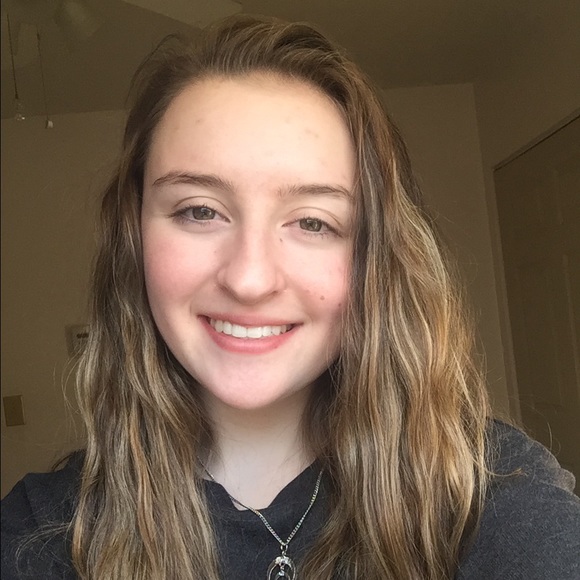 Profile Picture of Amanda Abbott (@_jamanda) on Poshmark