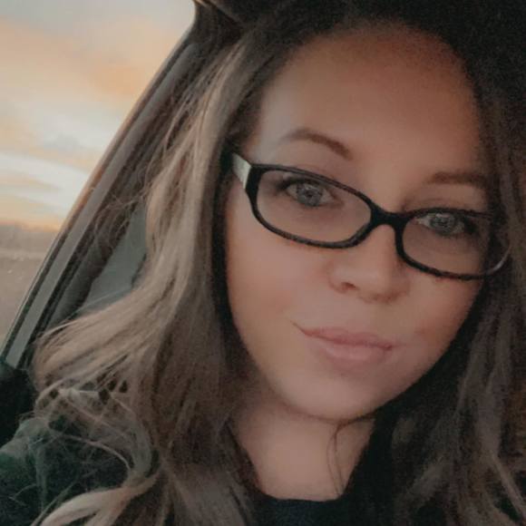 Profile Picture of Suzin Davis (@suzindavis) on Poshmark