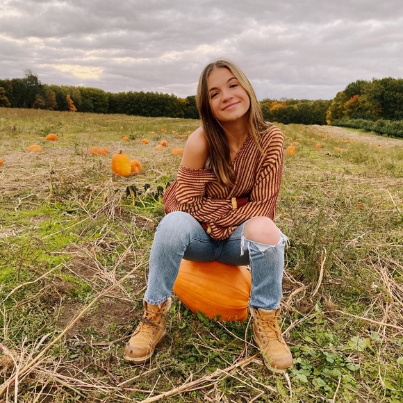 Profile Picture of Olivia Vandenbossche (@olivebossche) on Poshmark