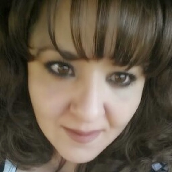 Profile Picture of Claudia Medina (@medinalight) on Poshmark