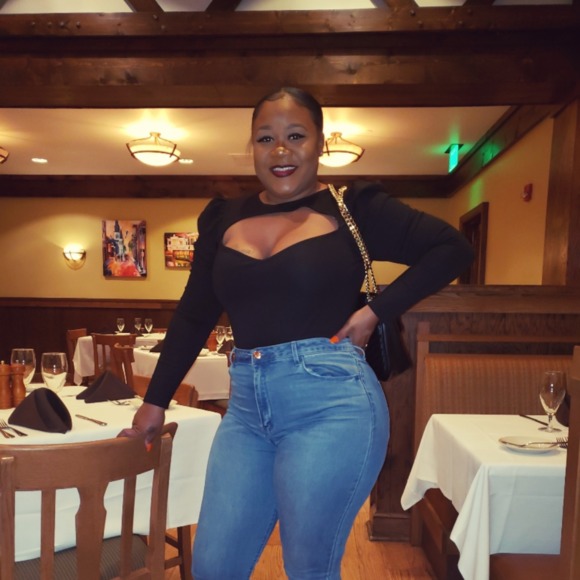 Profile Picture of Reola Davis (@reesbrands) on Poshmark