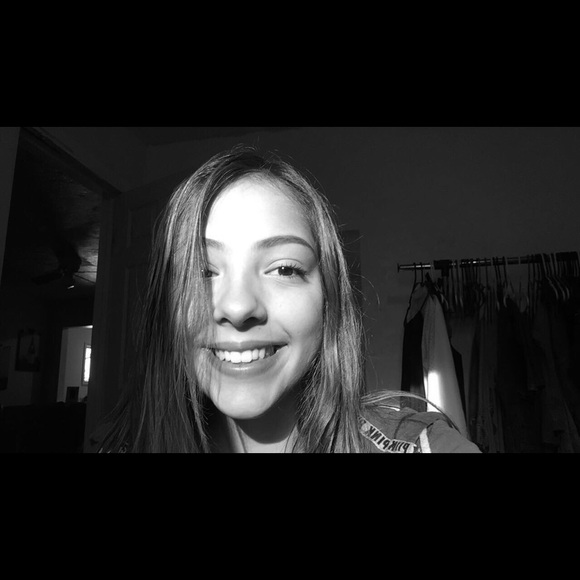 Profile Picture of Victoria Maybury (@torimay117) on Poshmark