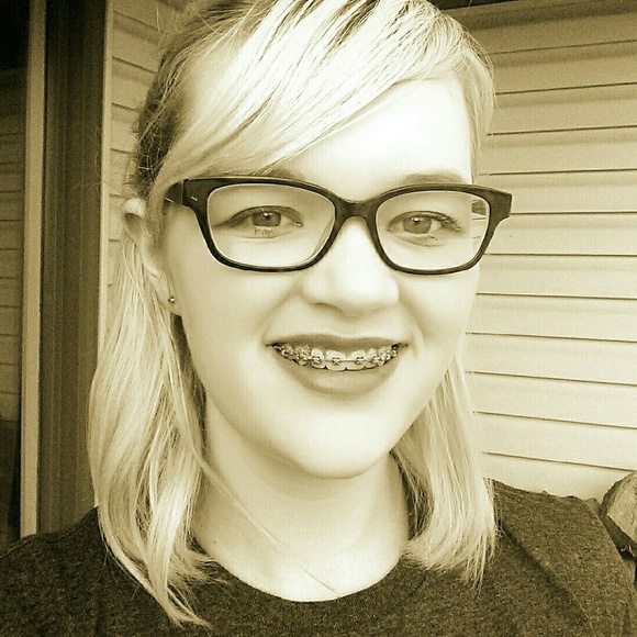 Profile Picture of Emilee Roark (@em_ilee16) on Poshmark