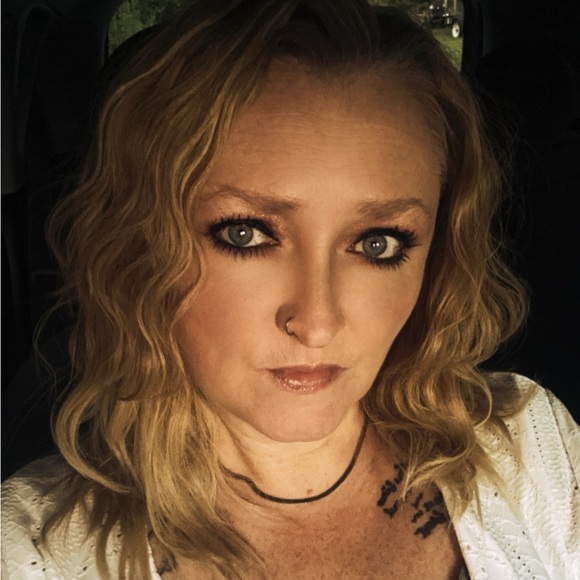 Profile Picture of Wanda Black (@wickedkrazy) on Poshmark