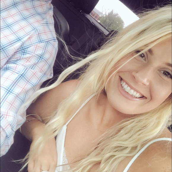 Profile Picture of Elise Renicker (@eliserenicker) on Poshmark