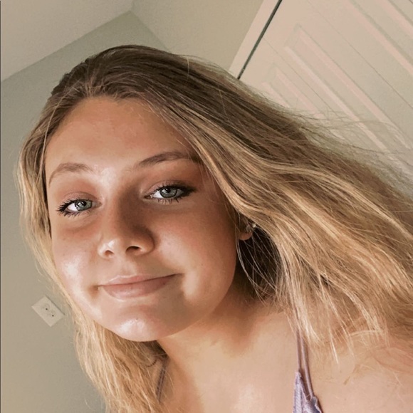 Profile Picture of Hanna Allen (@hannaallen849) on Poshmark