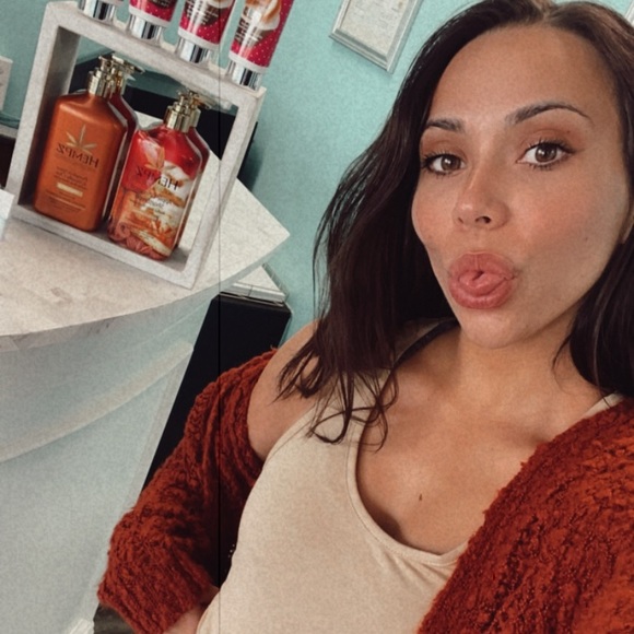 Profile Picture of Vanessa Cabrales (@thekittyfund) on Poshmark