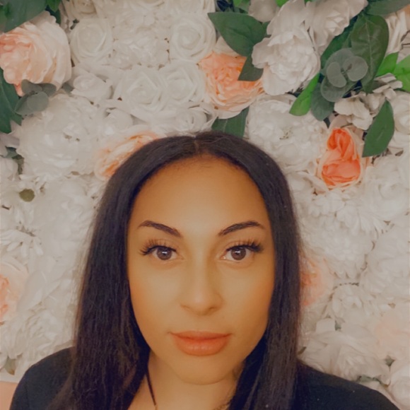 Profile Picture of Dominique Shands (@d_shands) on Poshmark