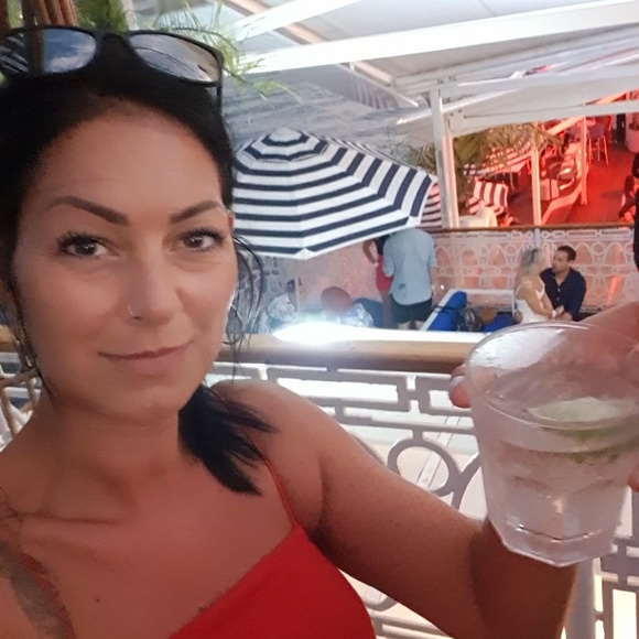 Profile Picture of Mel Schletter (@melj82) on Poshmark