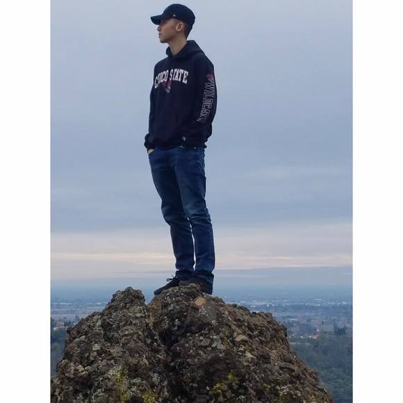 Profile Picture of Eric Xiong (@exiong4) on Poshmark