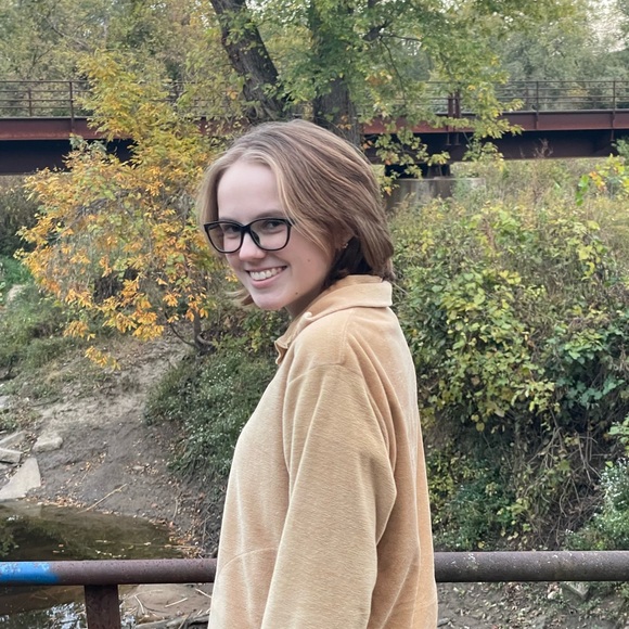 Profile Picture of Dory Bielby (@dorybielby) on Poshmark