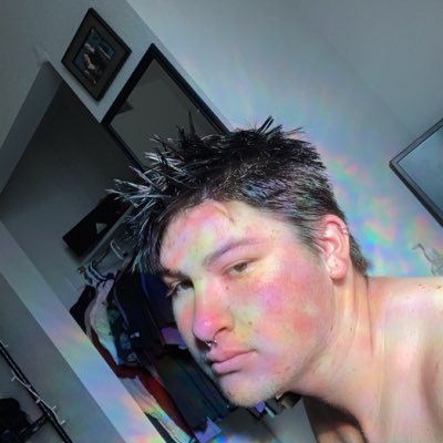 Profile Picture of Festive Gay ❄️🦌🎅 (@zeth_shirley) on Twitter