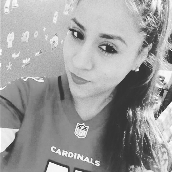 Profile Picture of Edna Enriquez (@ariedna) on Poshmark