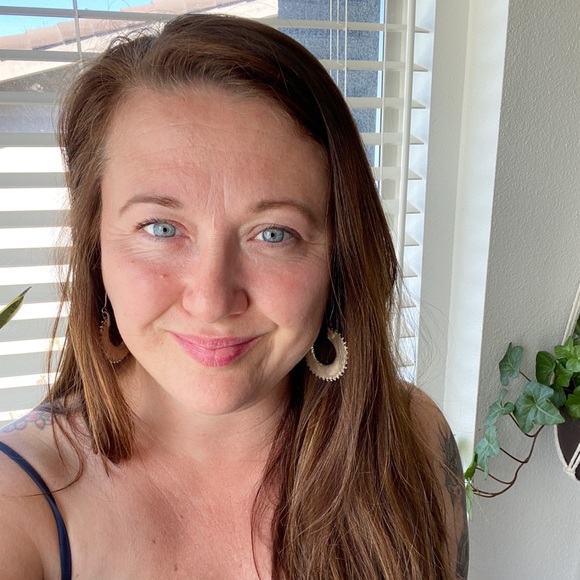 Profile Picture of Lisa Bahr (@unrulygracie) on Poshmark