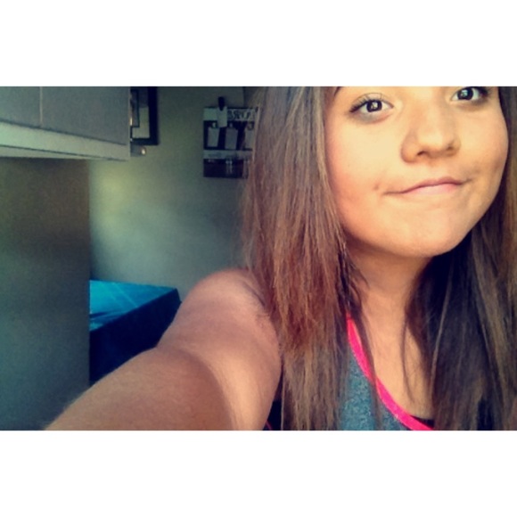 Profile Picture of Cassandra Fincher (@cassiefincher) on Poshmark
