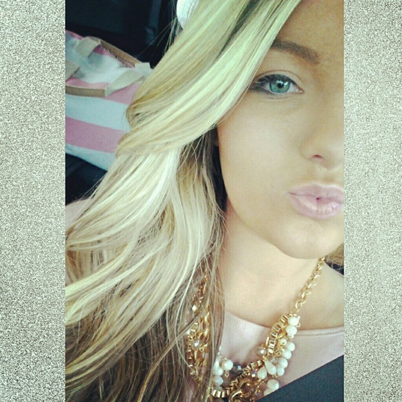 Profile Picture of Taylor Robins (@taylor_robins) on Poshmark