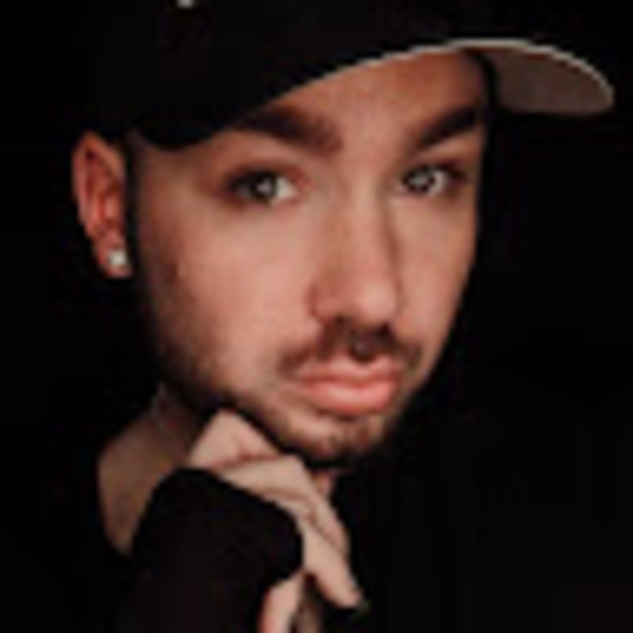 Profile Picture of David Hay (@haydavidhay) on Poshmark