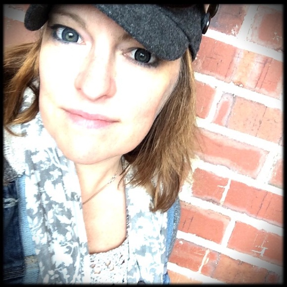 Profile Picture of Robin Hintz (@rehrn) on Poshmark