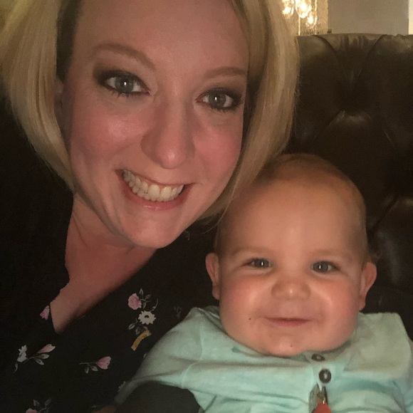 Profile Picture of Melissa Mullowney (@mullowneyhive) on Poshmark