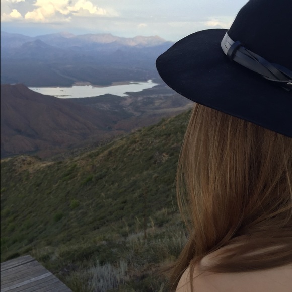 Profile Picture of Amanda Aronson (@highwayhopes) on Poshmark