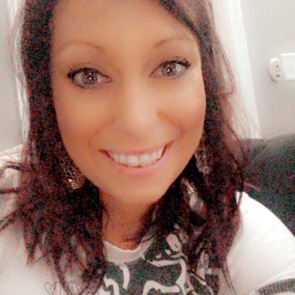 Profile Picture of Jenn Garbrick (@jenngarbrick) on Poshmark