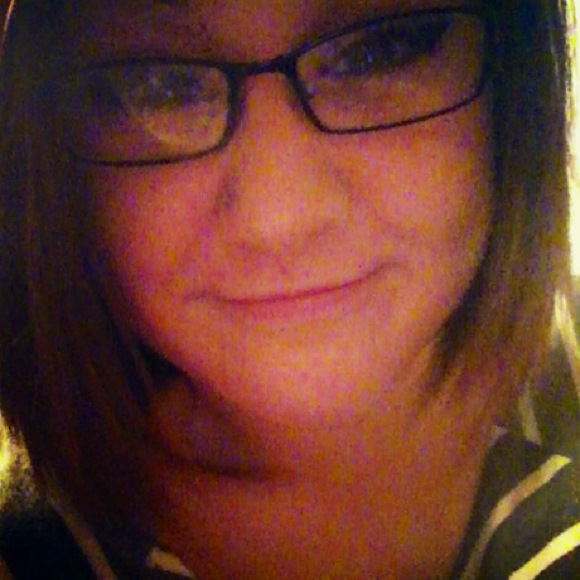 Profile Picture of Melissa Molander (@melissakate15) on Poshmark