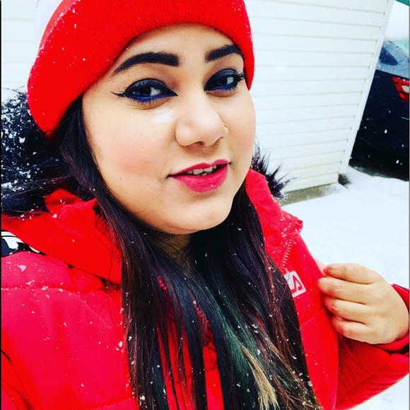 Profile Picture of Sara Hassan (@sarahassan789) on Poshmark
