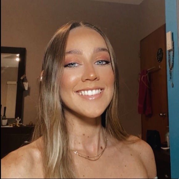 Profile Picture of Adriana Torres (@adrianamtorres) on Poshmark