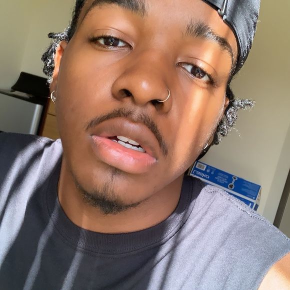 Profile Picture of Michael Daubon (@michaelvibes) on Poshmark