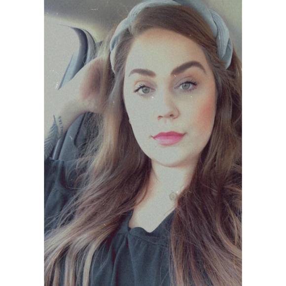 Profile Picture of Taylor Bartok (@taylorbartok) on Poshmark