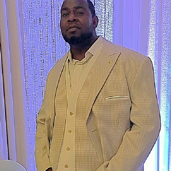 Profile Picture of Christiaan Bedford (@cbedford503) on Poshmark