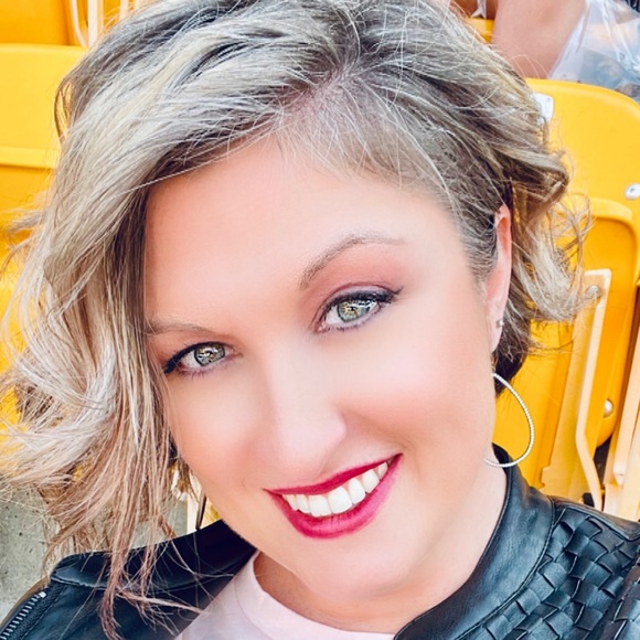 Profile Picture of Danielle Schumacher (@danielleschu592) on Poshmark