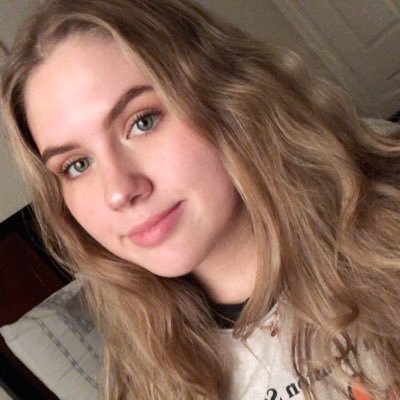 Profile Picture of 🦩 E L I Z A B E T H (@vella_elizabeth) on Twitter