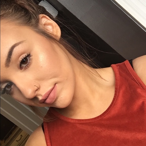 Profile Picture of Alaria Tamburo (@alarialayne) on Poshmark