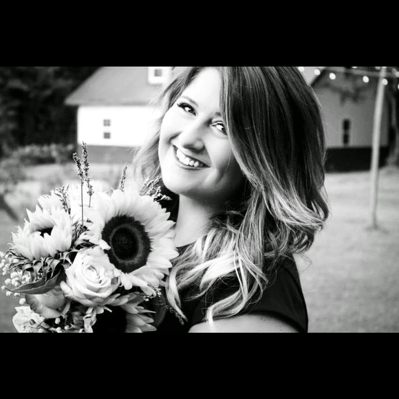 Profile Picture of Chelsea Polanski (@cpolanski517) on Poshmark