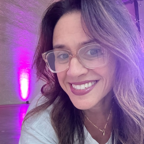 Profile Picture of Lisa Divito (@lisads1372) on Poshmark